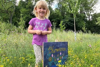 Schild auf der Blühwiese in Mittweida