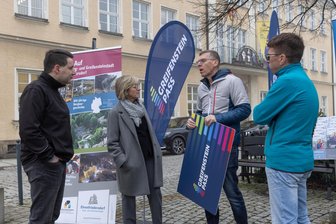 „Wünsch dir was“ im Erzgebirge: Wie eine Bergstadt ihren Bewohnern einen Wunsch erfüllt - Bekamen von Andreas Hahn den symbolischen ersten Greifenstein-Pass: Silke Franzl, Roy Messig und Hagen Schmutzler (v. l.).