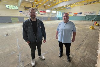 Wünsche nach dem Wasserschaden: Was kann beim Bau der Oelsnitzer Sporthalle noch mit erledigt werden? - Bauamtsleiter Patric Ebert (links) und Oberbürgermeister Mario Horn (CDU) in der Dreifeld-Sporthalle in Oelsnitz.