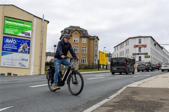 Wünsche und Kritik: Das sind die schönsten und gefährlichsten Radstrecken im Göltzschtal - Philipp Müller, Mitarbeiter der Stadt Auerbach, ist mit dem stadteigenen E-Bike zwischen Innenstadt und Hofaupark unterwegs. Zu queren ist die stark befahrene Lauckners Kreuzung. Hier und in der Innenstadt wünschen sich viele Auerbacher einen sicheren Überweg, besser gekennzeichnete Radwege, mehr Beschilderung.