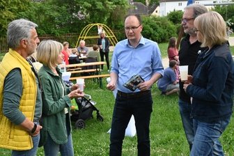"Würde Elternbeiträge senken und alle steuerlich entlasten" - Amtsinhaber Robert Haslinger war in den vergangenen Tagen mehrfach auf Wahlkampftour, hier bei einem Grillabend auf dem Spielplatz vor der Grundschule in Köthensdorf. Aber auch online ist er überall präsent. 