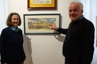 Würdigung für einen Architekten und Künstler - Ulrich Leipoldt, Weggefährte von Udo Müller, hat sich in der neuen Ausstellung des Neuberin-Museums umgeschaut. Dabei plauderte er mit Museumsleiterin Martina Bundszus auch über die Entwicklung von Bauten auf den Bildern, wie hier das ehemalige Plauener Schloss. 