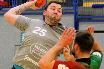 Würfe am Ende zu unplatziert - Der Oelsnitzer Sturmtank Felix Bechler (am Ball) erzielte neun Treffer. Trotzdem unterlagen er und sein Team dem Spitzenreiter 29:35.