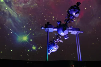 Würfel, Weltraum, Weltstars: Das ist am Wochenende in Chemnitz los - Das Schulplanetarium soll nun wieder regelmäßig für Kitas und Schulen geöffnet sein, zur Eröffnung kann jeder in das Planetarium.