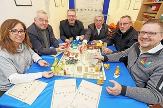 Würfelnd durch das Welterbe Erzgebirge - Zum ersten Probespiel mit dem Prototypen des Welterbe-Spiels "Argentum" trafen sich Anja Fiedler, Andreas Schwinger, Sven Krüger, Klaus-Dieter Barbknecht, Axel Schneegans und Steve Ittershagen (v.l.).