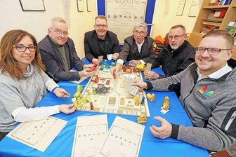 Würfelnd durch das Welterbe Erzgebirge - Zum ersten Probespiel mit dem Prototypen des Welterbe-Spiels "Argentum" trafen sich Anja Fiedler, Andreas Schwinger, Sven Krüger, Klaus-Dieter Barbknecht, Axel Schneegans und Steve Ittershagen (v.l.). 