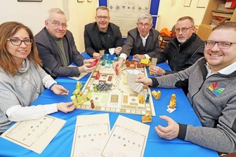 Würfelnd durch das Welterbe Erzgebirge - Zum ersten Probespiel mit dem Prototypen des Welterbe-Spiels "Argentum" trafen sich Anja Fiedler, Andreas Schwinger, Sven Krüger, Klaus-Dieter Barbknecht, Axel Schneegans und Steve Ittershagen (v.l.). 