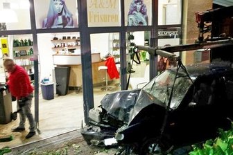 Wüstenbrand: Auto landet in Friseurgeschäft -