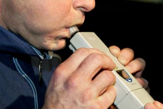 Wüstenbrand: Betrunkener baut zwei Unfälle und flüchtet - Ein Atemalkoholtest bei dem Mann ergab umgerechnet 1,44 Promille.