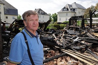 Wüstenbrand: Feuer trifft auch den Ortschronisten hart - Helmut Richter vor den Resten des Bungalows, in dem er oft arbeitete und viel historisches Material lagerte. Alles wurde ein Raub der Flammen.