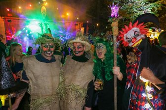 Wüstenbrand: Hunderte bei Auftakt des langen Halloween-Wochenendes -