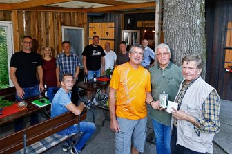 Wüstenbrand: Nach dem Großbrand gab es viel Arbeit, aber auch Hilfsbereitschaft - Helmut Richter, Michael Steidl, Andreas Scheer (vorn von rechts) und die Heidelberg-Gastronomen bei der Spendenübergabe an der Heidelbergschänke.