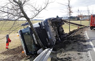 Wüstenbrand/Pleißa: Laster kippt um - Fahrer schwer verletzt -