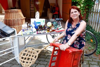 Wüstenbrand: Trödel von Messing-Servierwagen bis Ladefix-Koffer - Ramona Lötzsch bietet beim Wüstenbrander Garagen- und Hoftrödelmarkt einen echten Trödelmix an. Ihr Sammelsurium reicht vom roten Kinderbett über einen Teppichklopfer bis hin zum Ladefix-Koffer.