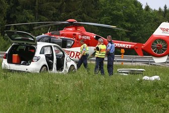 Wüstenbrand: Überschlag - Mercedes fährt auf A4-Abfahrt geradeaus -