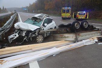 Wüstenbrand: Unfall auf der A 4 sorgt für Behinderungen - Bei dem Unfall auf der Autobahn nahe Wüstenbrand wurde dieses Fahrzeug mit dem Anhänger stark demoliert.