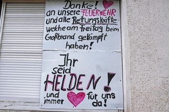 Wüstenbrand: Viel Dankbarkeit nach dem großen Brand - Nach dem Feuer in Wüstenbrand hängt an einem Haus an der Logenstraße in Hohenstein-Ernstthal dieses Plakat.