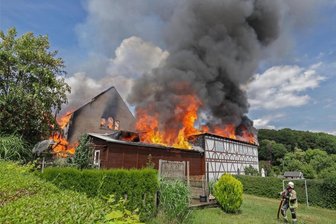 Wüstenbrand: Zwölf verletzte Personen nach Scheunenbrand - Drei Gebäude eines Vierseitenhofes haben am Freitag in Wüstenbrand gebrannt. 101 Kameraden der Feuerwehren Hohenstein-Ernstthal, Wüstenbrand, Hüttengrund, Gersdorf, Limbach-Oberfrohna und Oberlungwitz waren im Einsatz.