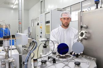 Wüstenbrander Anlagenbauer Micro Systems arbeitet an der Technik der Zukunft - Mike Vollbrecht zeigt in dem neuen Reinraum zwei verschiedene Testwafer. Auf den fertigen Scheiben lassen sich 10.000 bis 20.000 winzige elektromechanische Filter finden, die für Handys gebraucht werden.