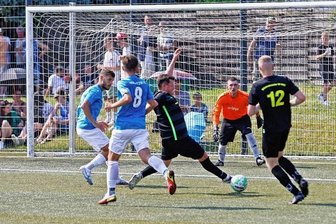 Wüstenbrander SV: 14 Gegentore verderben die Laune nicht - Die Wüstenbrander Defensive mit Jens Hermsdorf (am Ball), Max Smieszalski und Torhüter Maximilian Müller hatte gegen den CFC erwartungsgemäß Schwerstarbeit zu verrichten.