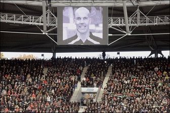 Wulff fordert nach Selbstmord von Enke Umdenken - Der niedersächsische Ministerpräsident Christian Wulff hat nach dem Selbstmord von Nationaltorwart Robert Enke ein Umdenken in der Gesellschaft gefordert. In der AWD-Arena in Hannover nahmen zehntausende Menschen bei einer Trauerfeier Abschied von Enke.