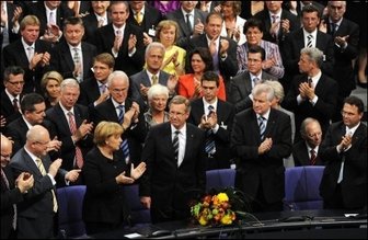 Wulff im dritten Durchgang zum Bundespräsidenten gewählt - Blamage für die schwarz-gelbe Koalition: Christian Wulff ist erst im dritten Wahlgang zum Bundespräsidenten gewählt worden. Wulff ist der zehnte Präsident der Bundesrepublik Deutschland und folgt Horst Köhler, der überraschend zurückgetreten war.