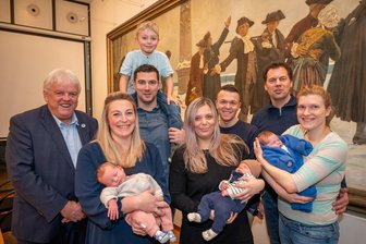 „Wunder von Hainichen“: Stadt erlebt seltenen Babyboom zwischen Weihnachten und Neujahr - Von links: Die Neugeborenen Mia Morgenstern, Lasse Lauckner und Hugo Schindler waren mit ihren Familien im Rathaus bei OBM Dieter Greysinger (l.) zu Gast.