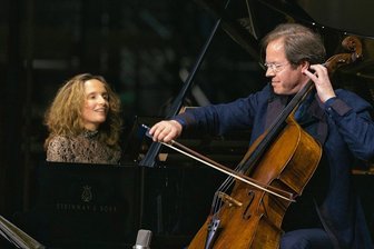 Wunderbare musikalische Freundschaft: Hélène Grimaud und Jan Vogler spielen für die Ukraine - Musikalische Freundschaft, die man hören konnte: Hélène Grimaud und Jan Vogler musizierten am Donnerstagabend zugunsten der Ukraine in Dresden.