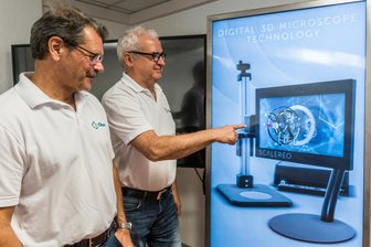Wunderdisplay aus dem Erzgebirge: 3D-Bilder ohne Brille - Matthias Hohenstein und Ullrich Dähnert vor einem 3D-Display für Werbezwecke. Das Display zeigt ein 3D-Mikroskop der Firma an.