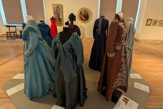 Wunderkammer der Künste im Schloss Rochsburg zeigt Werke von Botticelli bis Warhol - Schätze auf Schloss Rochsburg: Die neue Sonderausstellung zeigt Gemälde, Plastiken, Möbel und sehr viel Mode aus der Stiftung des Sammlers August Ohm.