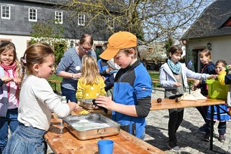 Wunderkugeln und Andacht: Kinder feiern Kirchentag in Seelitz - Es wurden unter anderem Wunderkugeln gefilzt.
