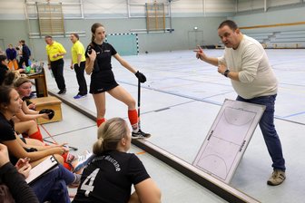 Wundertüte, Rollentausch und die Frage nach dem Trennungsschmerz: Motor Meerane vor dem Start der Hockey-Regionalliga - Auf Trainer Mirko Götz und sein Team – hier bei einem Spiel aus der Vorsaison – wartet zum Auftakt der Spielzeit 2025/26 gleich ein schwerer Brocken.