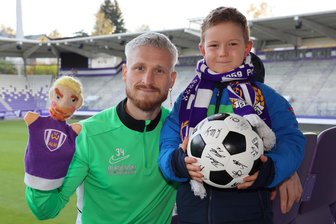 Wunsch erfüllt: Kleiner Fan des FC Erzgebirge trifft sein großes Idol – Was beide zu besprechen hatten - Karl Pügner traf sein Idol Marvin Stefaniak. Die Stefaniak-Handpuppe war natürlich dabei.