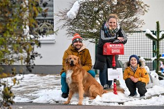 Wunschzettel für den Weihnachtsmann: In Lichtenau steht der Briefkasten - Christian Thieme mit Hund Benjo, Maxi Teumer und Emil Thieme stehen vor dem Weihnachtsmann-Briefkasten, der am Tannenweg in der Waldsiedlung in Lichtenau angebracht ist.
