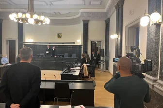 Wurde ein Kind im Vogtland mit Rheumamittel fast getötet? Die Schwester will ihr Schweigen brechen - Am Mittwoch konnte der Prozess vor dem Landgericht starten.