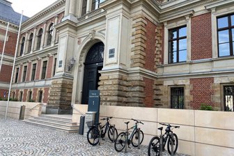 Wurde Kind im Vogtland mit Rheumamittel fast getötet? Jetzt redet die Polizei - Am Landgericht in Zwickau wurde ein Polizeibeamter als Zeuge vernommen.
