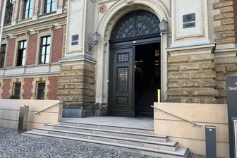Wurde Kind im Vogtland mit Rheumamittel fast getötet? Was die angeklagte Schwester zu sagen hatte - Am Landgericht in Zwickau äußerte sich erstmals einer der Angeklagten.