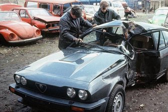 Wurde Lutz Eigendorfs tödlicher Unfall von der Stasi inszeniert? - Vom Kickerstar zum "Sportverräter" - Der Alfa von Lutz Eigendorf kurz nach dem tödlichen Unfall vom 5. März 1983 auf einem Braunschweiger Schrottplatz. Viele Hintergründe des Ablebens des DDR-Fußballers, der vier Jahre zuvor nach einem Freundschaftsspiel gegen den 1. FC Kaiserslautern im Westen geblieben war, sind bis heute unklar. Zu schnell erkannte die Staatsanwaltschaft Braunschweig auf eine Trunkenheitsfahrt und ließ so viele Ermittlungsmöglichkeiten ungenutzt.
