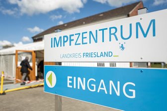 Wurden in Friesland tausende Menschen mit Kochsalzlösung "geimpft"? - Eine ältere Dame betritt das Impfzentrum Landkreis Friesland. Nach Impfungen mit Kochsalzlösungen im April im Kreis Friesland könnten nach Behörden-Angaben mehr Menschen als zunächst angenommen betroffen sein. Es geht um insgesamt bis zu 8557 Menschen. 