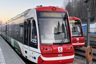 Wurf mit Bierflasche und Faustschlag: Ausraster in der Chemnitzer City-Bahn hat Folgen - Ein Mann verletzte zwei Personen in der C11 und wurde nun vorm Amtsgericht verurteilt.