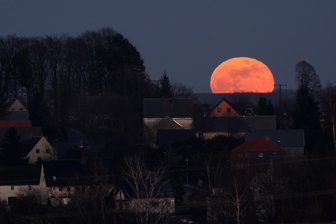 Wurmmond über Berthelsdorf: Hobbyfotograf gelingt Impression - Der sogenannte Wurmmond ist am Montagabend von Brand-Erbisdorf aus in Richtung Berthelsdorf zu sehen.