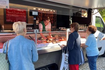 Wurstmobil steuert nun auch Seiffen an: Und der Kundenstrom reißt kaum ab - Zahlreiche Kunden decken sich in Seiffen mit Wurst- und Fleischwaren ein.