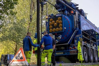 Wurzeln im Kanal sorgen für Abfluss-Problem in Auerbachs Hofaupark - Zwei Saug- und Spülwagen sowie Kameratechnik zur Kanalinspektion hat der Zwav am Dienstag im Hofaupark auffahren lassen, um mit der Spezialtechnik Schäden an den Abwasseranlagen zu beseitigen. Foto: David Rötzschke