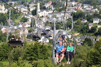 Wurzelrudi freut sich über Corona-Hilfe - Gute Aussichten: Kulturministerin Barbara Klepsch (vorn rechts) und Stefan Uhlmann bei der Liftfahrt zum Adlerfelsen. 