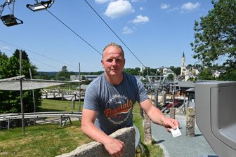 Wurzelrudis Erlebniswelt: Viel Neues zum Neustart - Stefan Uhlmann von der Geschäftsleitung der Touristenzentrum am Adlerfelsen GmbH an einem der Drehkreuze, die neu installiert worden sind.