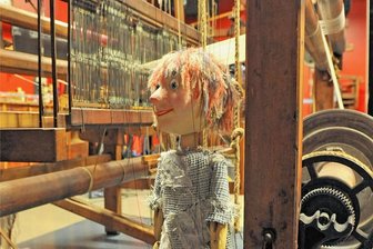 Wuschel als Wanderleiter: Karrieresprung für Werbefigur in Oederan - Das Maskottchen Wuschel des Webmuseums Oederan dient jetzt als thematische Vorlage für elf Erlebnistouren durch Oederan, hin zu sehenswerten Zielen in der Stadt des Klein Erzgebirges. Das Wander-Kartenmaterial finden sich in einer Box. Klar, dass das Webmuseum selbst auch mit dabei ist. 