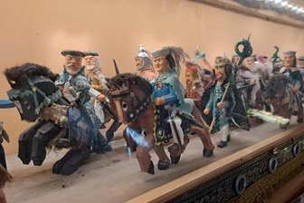 Wussten Sie das? In Gahlenz steht ein Fürstenzug en miniature - Zum Fürstenzug, der hinter Plexiglas aufgebaut ist, gehören 43 Reiter als Markgrafen, Herzöge, Kurfürsten und Könige. Walfried Schulze schnitzte sie in 760 Arbeitsstunden.