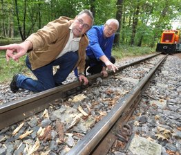 Wut über Attacke auf die Parkbahn - 
              <p class="artikelinhalt">Technik-Chef Reinhard Storch und Fördervereins-Chef Matthias Dietel am Streckenabschnitt, wo sich das Unglück ereignete. </p>
            
