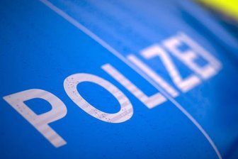 Der Schriftzug «Polizei» steht auf einem Streifenwagen.