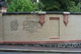 Wut und Frust in Hartha über illegale Graffiti - Die Schmiererei wurde vom Hausmeister der Oberschule sofort entfernt, bleibt aber sichtbar.